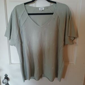 BKE Distressed V-neck T-shirt Size Large